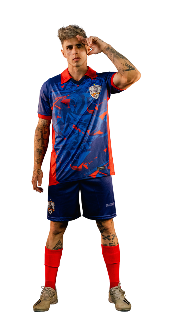Jogador de futebol com uniforme azul com detalhes vermelho da supercom esportes